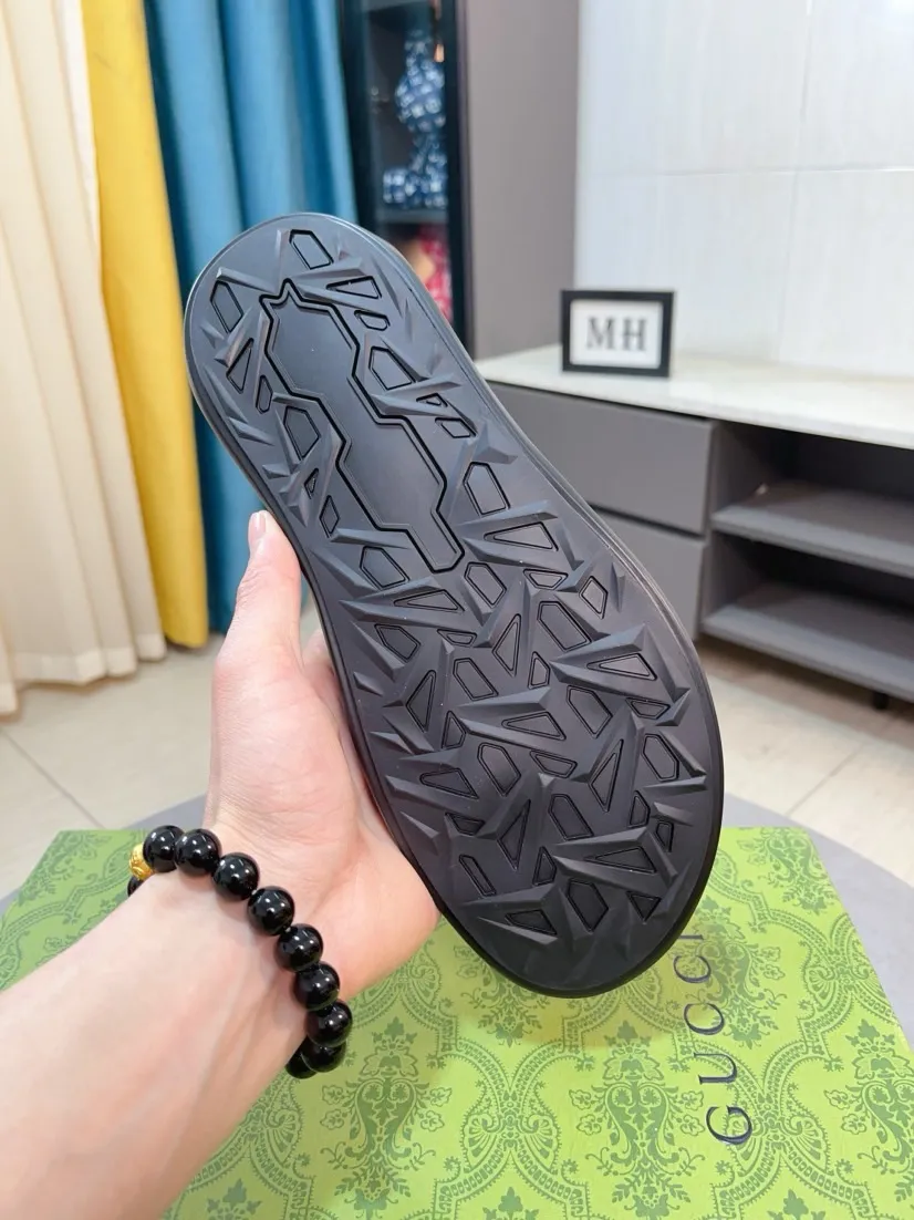 Men's shoes 💰260🌹🌹 (gucci-Gucci) New men's slippers, high-end boutique, made of cowhide, with exquisite embossed logo decoration on the upper, fine workmanship, super soft soles, casual, loose and comfortable, a must-have in summer! \nsize：38-44